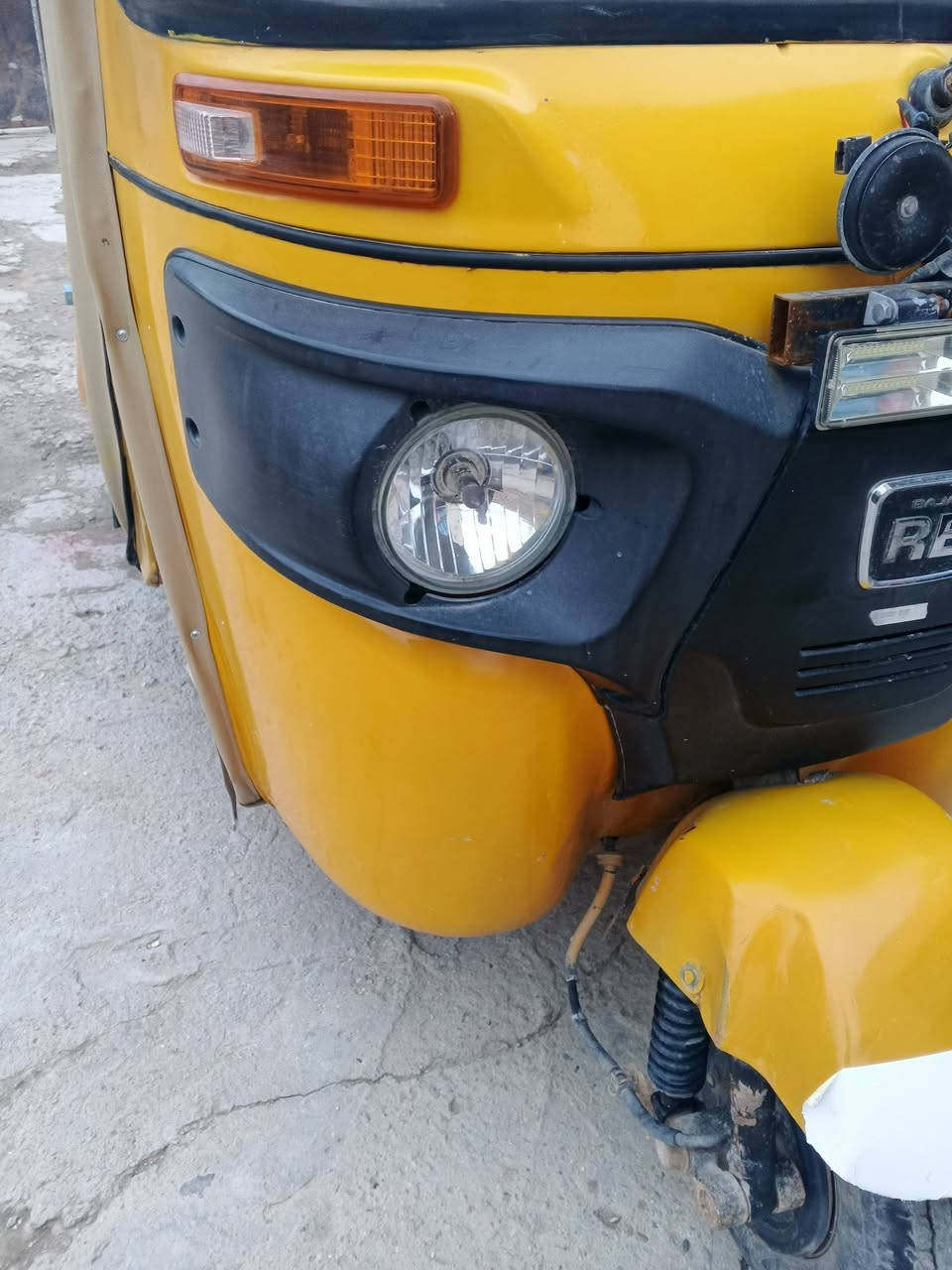 سلام عليكم تكتك لبيع اوراق اصولي مديل 21اوراق اوراق تكتك كفاله بس مصبوغه عام سعر 6400ولمايعجبه سعر اكو هواي بلسوك ابيع مستعجل ***********
