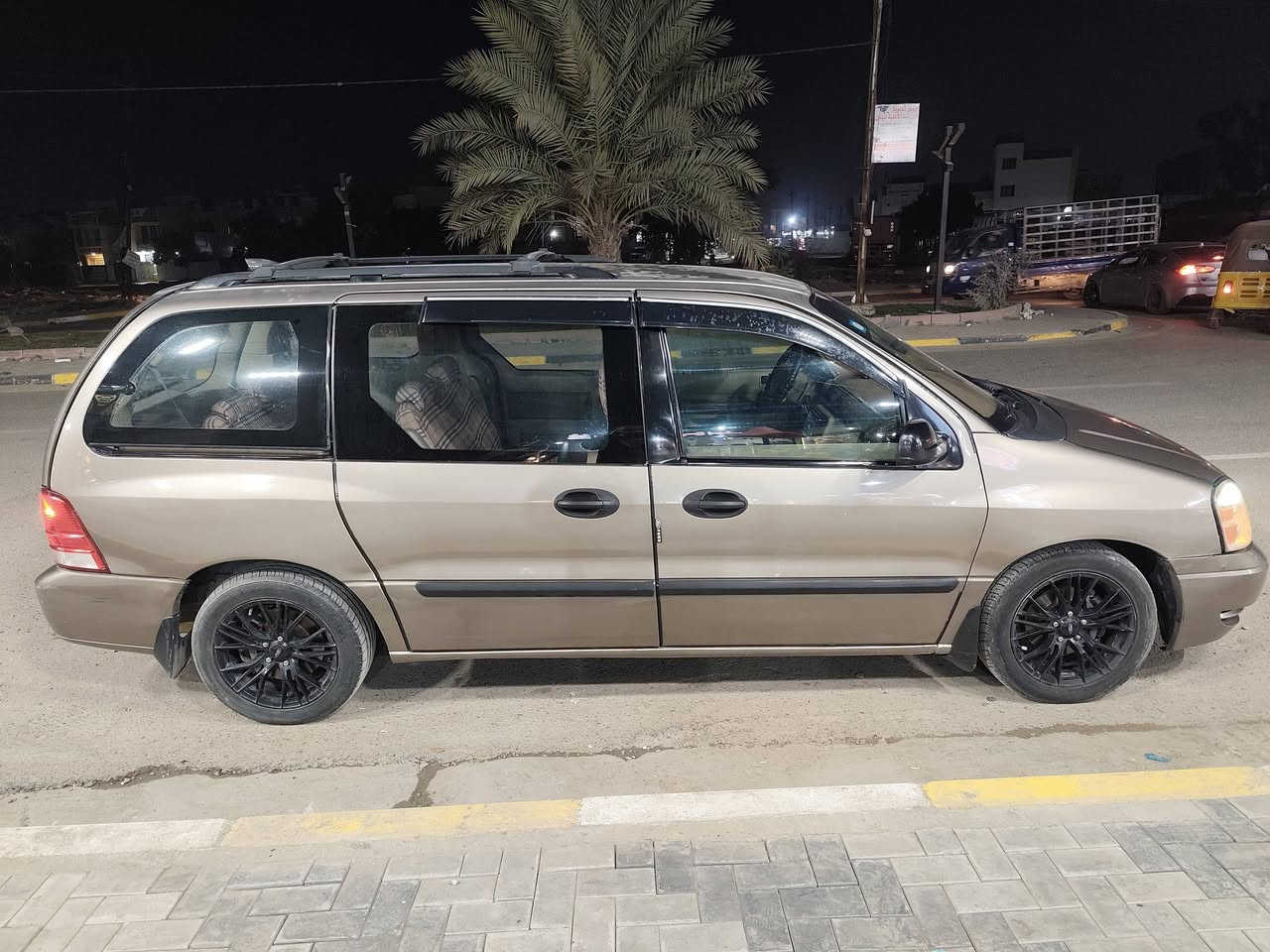 فورد فريستار موديل 2004 محرك حجم 4200 للبيع تبريد 3 قطع ثلج شغال محرك مكفول كير مرات بالثالث ياخر الصدر الدبلات الامامية والخلفيه بحاله وسط بقت يم الي يشتريها يبدلهن او لا  باقي الصدر مبدل جديد الكشر مثل ما تشوفون بالصور  حلو بس باب السايق مصلح اثر ضربه قبل ما اشتريهه موجوده .. والكهربائيات جميعها شغاله مكاني بغداد الغزاليه  *********** سنويتهه شهر 11 سنه 2026 سعرها 70 ورقه اشكركم  ..
