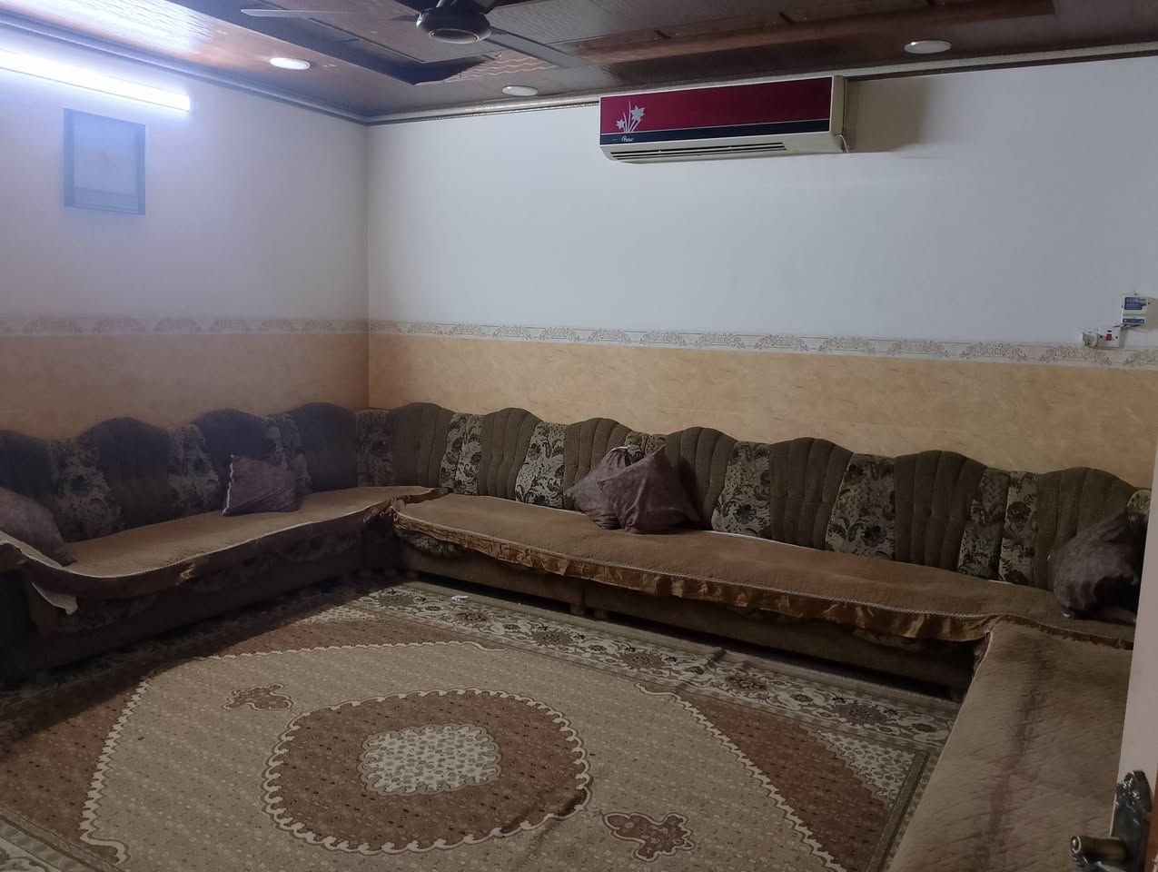 سلام عليكم ورحمة الله وبركاته
بيت في حي الوحده قرب مجسر الميثاق و قرب جامع المحسن المساحة 230 بيت مرتب يحتوي على غرفتين في الطابق الاول ومشتملات الطابق الثاني يحتوى على ثلاث غرف نوم ومشتملات ايضا البيت مرتب وبي حديقه كبيره وكراج جبير للاستفسار خاص او على الرقم ***********
