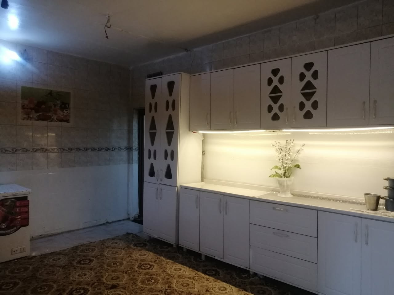 السلام عليكم بيت للبيع 200 متر مقابيل شاࢪع الرئيسي قرب جامع اهل البيت غرفتين نوم صاله 10 امتاࢪ الاستقبال سبعه طول والعرض اربعه مطبخ حراري صغير ومطبخ بارد وحمام داخلي وحمام خارجي وطاࢪمه كراج كلش مساحته كبيره للاستفساࢪ ࢪقم الهاتف ***********
