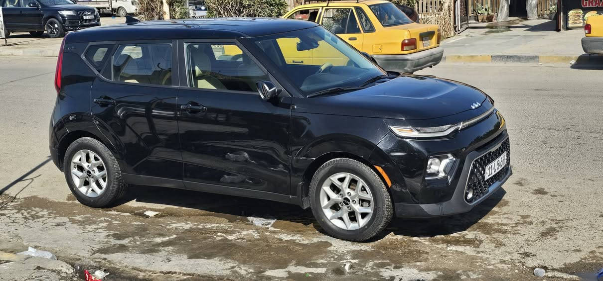 كيا سول موديل 2022
المواصفات: محرك 2000 دوش
وضعيات قيادة 
قيادة ذاتية 
رادارات امامي خلفي وجوانب 
تحكمات ستيرن جهتين
شاشة كبير ابل كار بلي 
تدفئة كشنات وستيرن 
 لايت عدسات مو كلوب 
توقف ذاتي 
كاميرا خلفية دواره 
تخم تاير جديد
رقم بغداد الانكليزي باسمي 
وحادثها موضح بالصور
مكان السيارة بغداد الزعفرانية 
***********
