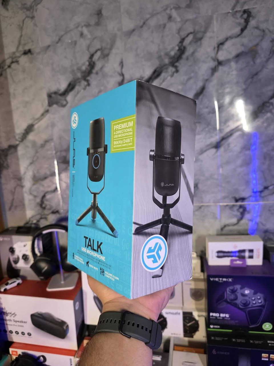 🎙️ JLAB TALK USB Microphone 🖤🔥

مايك احترافي صُمم لصناع المحتوى، البودكاست، والستريمرز… يجمع بين نقاء التسجيل، مرونة الاستخدام، وجودة صوت بمستوى يقترب من معدات الستوديو. 🎧✨

🎤 نظام Triple Condenser Capsules يمنح التقاط صوت غني وواضح بتفاصيل دقيقة
🎚️ يدعم 4 أنماط تسجيل تشمل Cardioid / Omni / Stereo / Bidirectional حسب الاستخدام
⚡ تسجيل عالي الدقة 96kHz / 24Bit لصوت احترافي نقي وواضح
🎧 منفذ Headphone Monitoring لمراقبة الصوت مباشرة بدون أي تأخير
🔇 زر Quick Mute مع تحكم مستقل بمستوى الصوت و الـ Gain
📡 اتصال USB Plug & Play بدون الحاجة لأي تعريفات أو إعدادات معقدة
🖥️ متوافق مع PC / Mac / Streaming / Podcast / Gaming بسهولة كاملة
✨ تصميم Desktop Premium مع قاعدة معدنية ثابتة وجودة تصنيع ممتازة

💎 JLAB TALK
مو مجرد مايك… أداة صُنعت للناس اللي تريد صوت احترافي وحضور يليق بالمحتوى الحقيقي. 🖤🎙️🔥

✨ الأسعار تجدونها داخل القناة 
📲 رابط التليكرام مثبت بالصفحة | أو عبر الخاص مباشرة…📩


**إذا كنت صاحب هذا الإعلان وتريد حذفه لأي سبب، رجاءا أرسل رسالة إلى الدعم الفني**