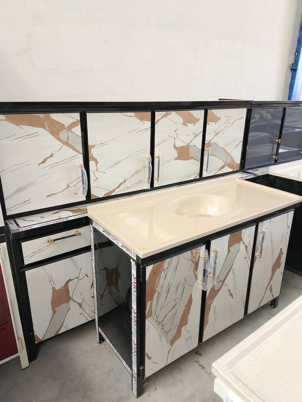 كاونترات جديده متره ونص ومترين ومترين ونص و3 متر  والكاونتر متكون من 3 قطع الارضي والملحق والسنك المرمر العنوان واسط قضاء الصويره شارع العام قرب محطة رضا الصالح القرب من مطعم هنداس السايد الرايح البغداد للتواصل ***********/مجمع الشمال/وعدنه نضاف المراوس ناخذ القديم ونطيكم جديد وحسب الاتفاق
