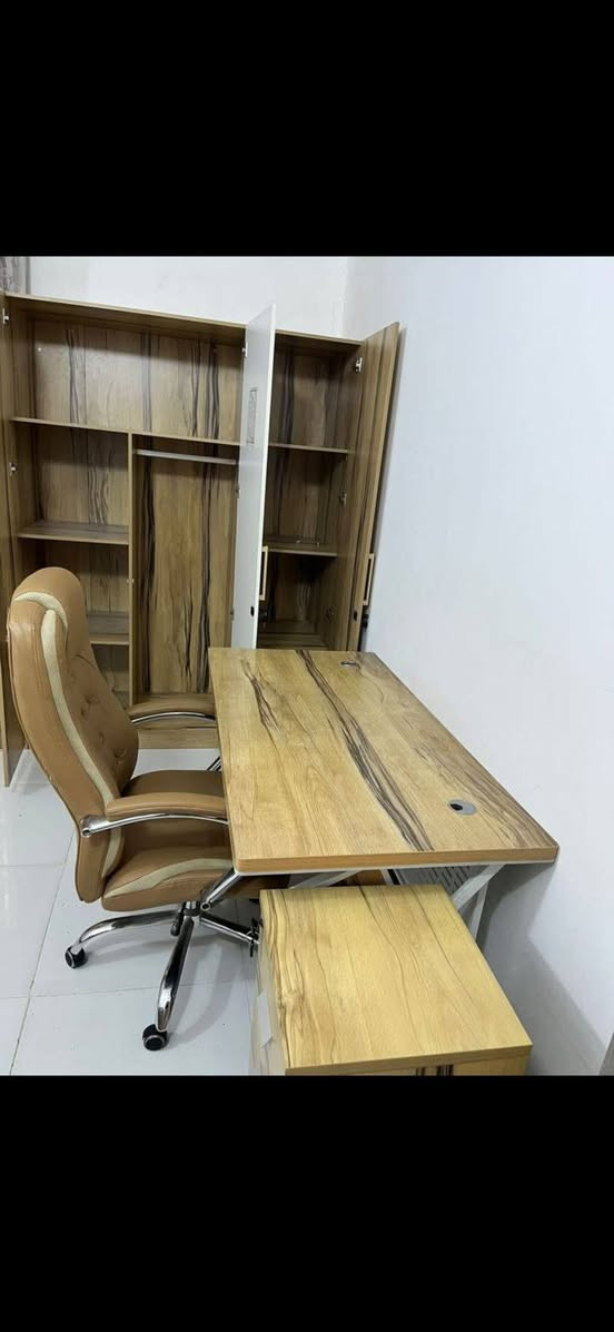 سلام عليكم
كرسي وميز ولوكر نظيفات جدا
السعر 180 للاستفسار خاص او 
*********** واتساب فقط

