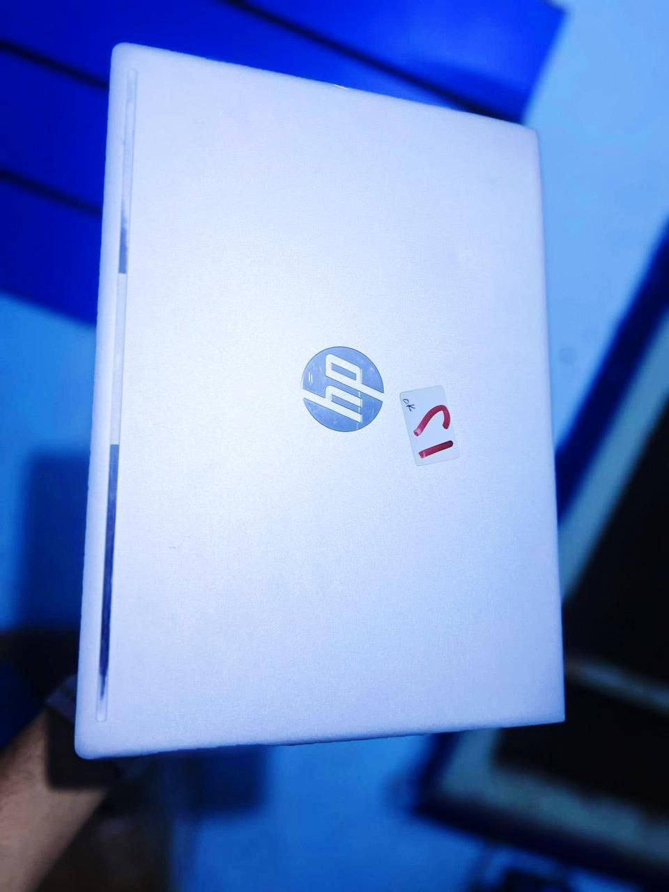 الأكثر مبيعا 💻⚙️ HP ProBook 445R G6
الهادئ اللي بيشتغل في صمت… بس بيكسر الدنيا! 💥
جهاز معمول للي بيحب القوة المخبّية في جسم أنيق، والاعتمادية اللي تقدر تركن عليها من غير تفكير 👨‍💻
الـ ProBook 445R G6 بيجمع بين أداء المعالجات AMD الاحترافية وشياكة فئة الـ ProBook المعروفة 💼

🔹 المواصفات:
🧠 المعالج: AMD Ryzen 5 PRO  
 رباعي النواة، أداء ذكي وسريع في كل الظروف ⚡
💾 الرام: RAM 8 GIGA DDR4 
 سرعة كافية تخلّيك تشتغل برامجك اليومية بكل سلاسة.
📀 الهارد: 240  SSD 
 سرعة تشغيل وتحميل مذهلة، الجهاز بيقوم قبل ما تكمل شهيق 😅
🎮 كارت الشاشة: AMD Radeon 2GB 
 مثالي للتصميم المتوسط، المونتاج الخفيف، والجرافيك الاحترافي 🎨
💎 تصميم معدني متين بخطوط بسيطة وأنيقة، بيقولك “أنا جاي للشغل الجاد”.

💼 استيراد الخارج – فرز أول 🔝
حالة ممتازة + ضمان ضد عيوب الصناعة من شركة شمس
جاهز للشغل فورًا، لا يحتاج ضبط ولا إعداد 💪

✨ مناسب للمصممين، الطلبة، رجال الأعمال، وأي حد عايز لابتوب محترم يعتمد عليه في يومه من غير وجع دماغ.

🔥 HP ProBook 445R G6 –


**إذا كنت صاحب هذا الإعلان وتريد حذفه لأي سبب، رجاءا أرسل رسالة إلى الدعم الفني**