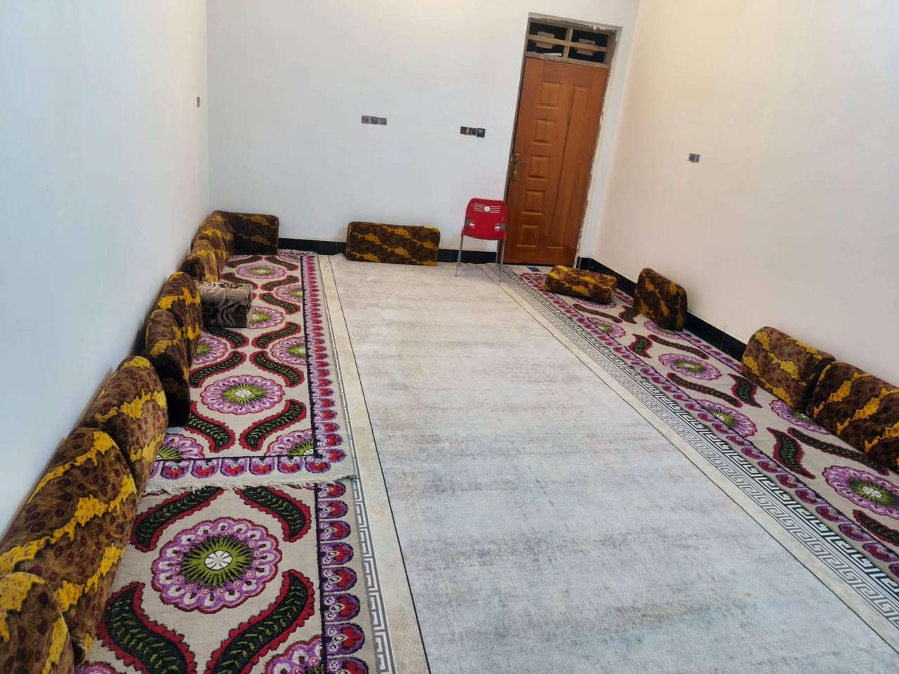 بيت للبيع ٢٠٠م بناء جديد كامل البناء طابوك مسلح بالفداء مقاطعه ٢٤ الخدمات ماء كهرباء مجاري بدون تبيليط السعر الكلي  ١٧٠ مطاوب اسكان ٥٠ مليون  وبيه مجال القصد الشهري ٣٤٨ للاستفسار الاتصال 
***********
