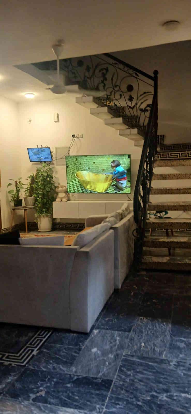 سلام عليكم دار للبيع مساحة ٢٠٠م الواجهه ١٠م نزال ٢٠م جكوك من جهة الكاظمية يحتوي على مطبخ و صالة استقبال + حمام ضيوف + غرفتين نوم + حمام + صالة الحولي 
الطابق الثاني يحتوي على أربعة غرف نوم + حولي + حمام  
السعر ٧٥٠ مليون 
الرقم :: ***********
