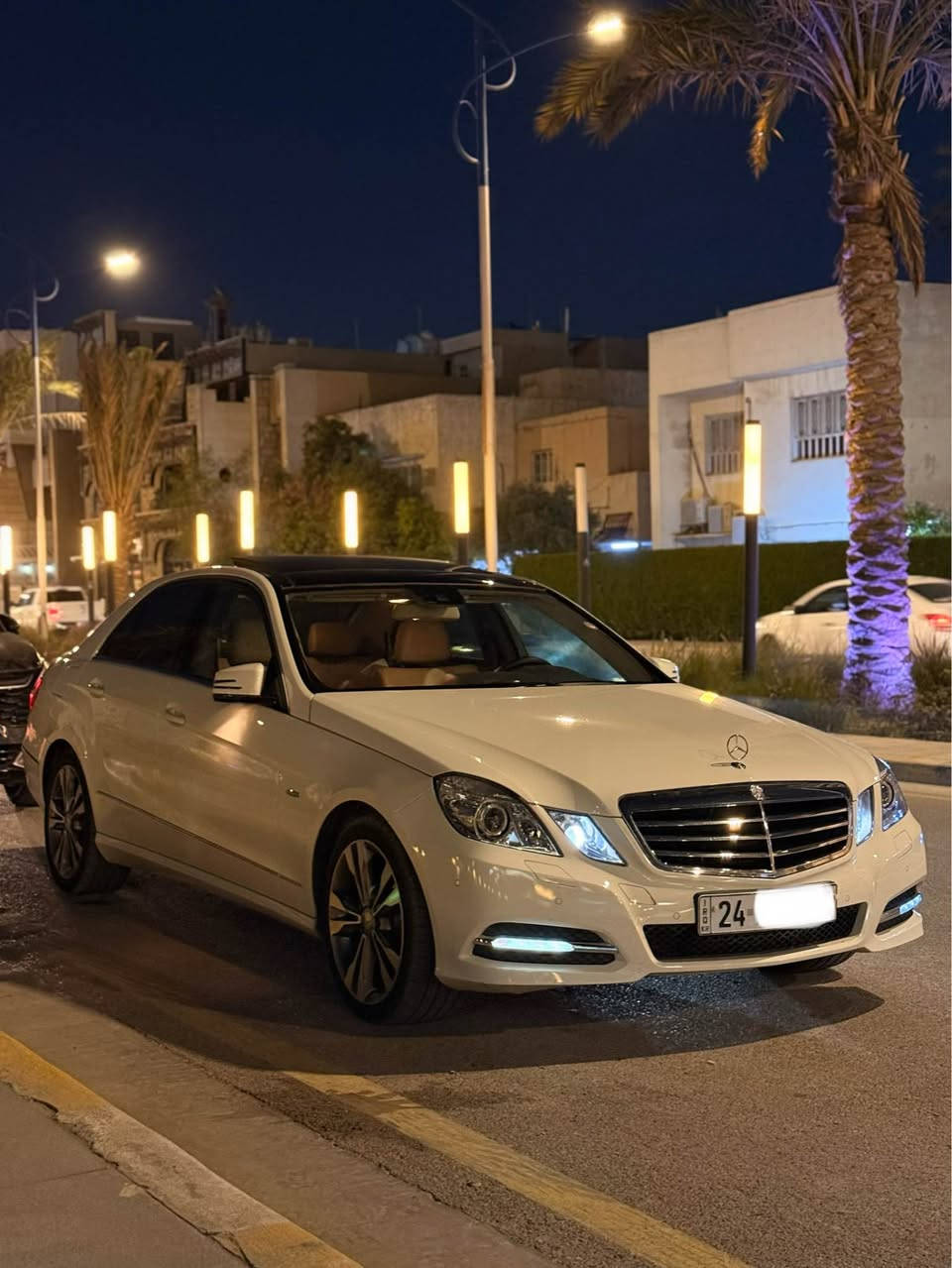 السلام عليكم 
للبيع او مراوس مرسيدس
E200 موديل 2012 وارد خليجي BCM
مكفول وفول اعلى مواصفات افنكارد مواصفات 
محرك 4سلندر تيربو 
كير تعليك بنوراما دخل بيجي
برده خلفيه كهرباء بردات بالابواب تحكم استيرن مثبت سرعه حساسات اماميه خلفيه كشنات كهرباء سيدي جنجر 6 اقراص بدون حادث بدون صبغ بدون بارد حتى دعاميات مكفول صفر مسج رايده ب165 وبيه مجال بسيط للشراي مكانه اليرموك 4 شوارع 
*********** بغداد, العراق

