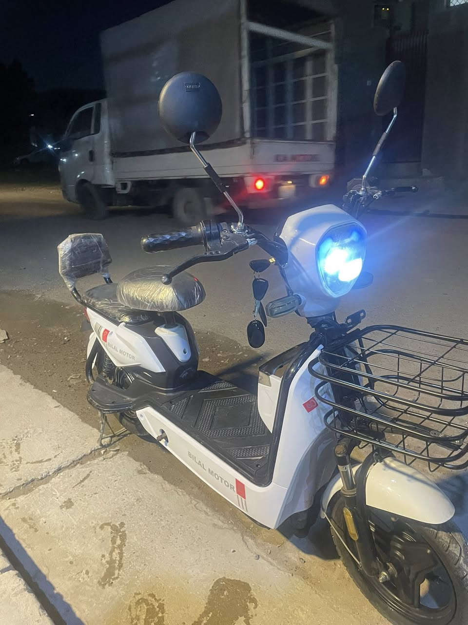 السلام عليكم دراجه شن حجم 14الدراجه كلش نضيفه  بصمه وسويج الدراجه ما شاء الله كلش سريعه  السعر 225وبيهه مجال بغداد الامين الثانيه ***********
