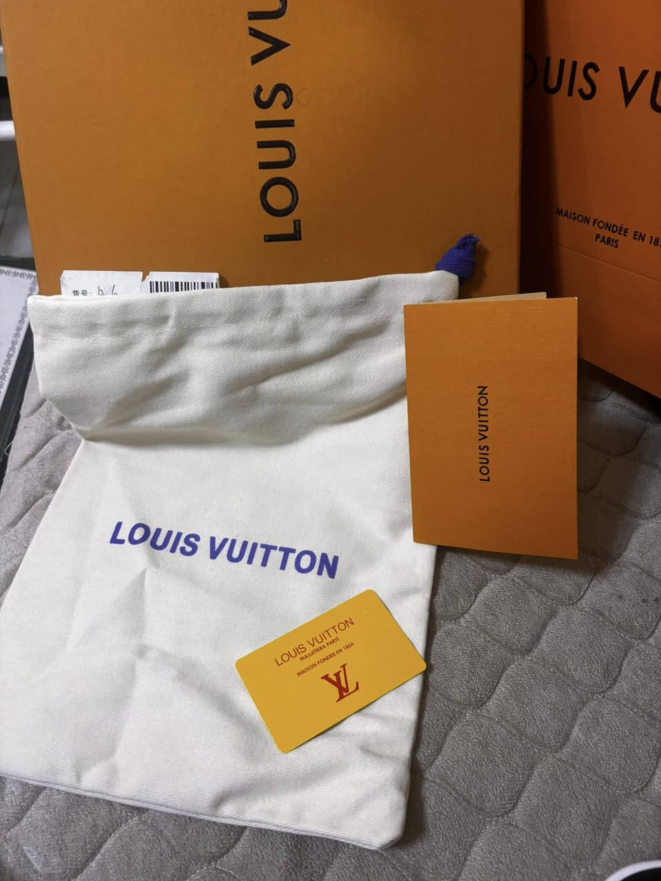 لويس فيتون  وياه قسيمة الشراء من هونكونك حسب العملة قسمتها يطلع تقريبا ٧٠٠$ سعره 
قياس ٤٣ تحفة مو حذاء  ووياه كافة الملحقات 
السعر ٧٥ قفل بدون احراج


**إذا كنت صاحب هذا الإعلان وتريد حذفه لأي سبب، رجاءا أرسل رسالة إلى الدعم الفني**