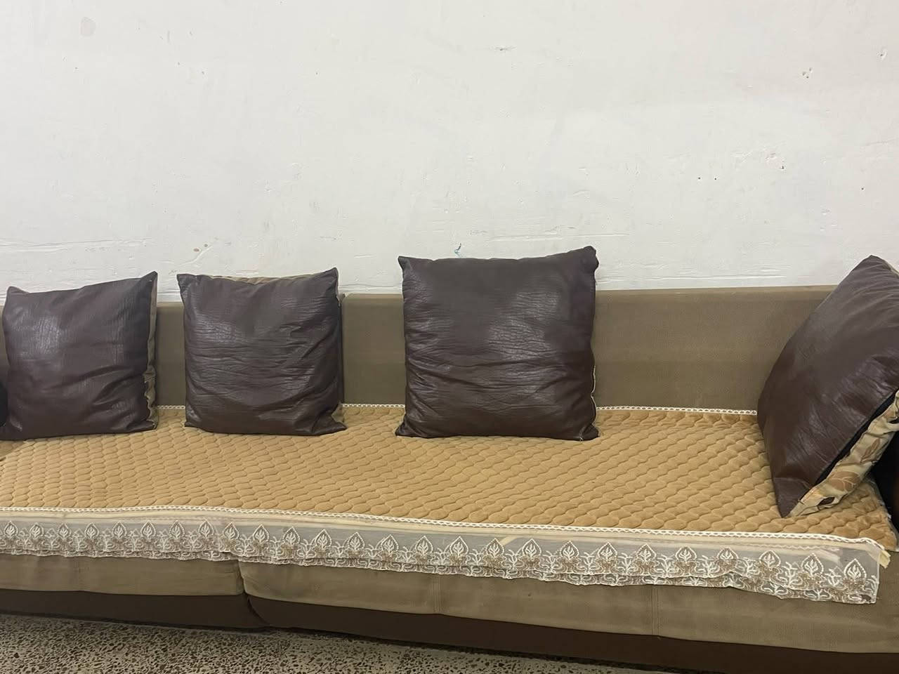 ديوان عدد ثنين القهوائي خمس امتار وياه بعد زاويه ممصورتها  مابي اي عيب
وديوان ثاني 8 امتار نظيف مابي شي بس اليده مالته بزون خرمشته وموضح بالفديو 
الدواوين ثنينهن175 وبي مجال بسيط


**إذا كنت صاحب هذا الإعلان وتريد حذفه لأي سبب، رجاءا أرسل رسالة إلى الدعم الفني**
