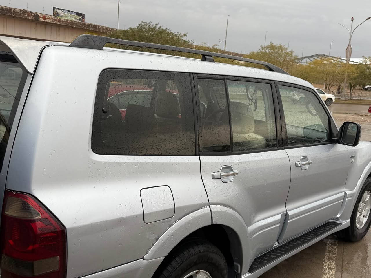 سلام عليكم باجيرو  2005رقم كركوك مشروع وطني دفتر. بانزين 7مقاعد تبريد مركزي تخم تاير جديد محرك 3800فور ويل شغال سياره بدون صبغ كلين ولا تعديل بارد *********** بغداد, العراق
