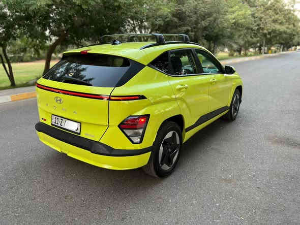 السلام عليكم
🍋اللون مميز 
كونا الشكل الجديد ٢٠٢٤  وارد امريكي طخه جدا بسيطه اسفل الرقم الخلفي ودعاميه مبدله نفس اللون يعني بدون صبغ 
فول كهرباء 
بصمه كراسي كهرباء تبريد شاشه 
رادار توقف ذاتي عند الاقتراب 
تحديد السرعه 
ماشيه ٣٦ الف كيلو 
رقم بغداد حلو شبه مميز بسمي 
مكان السياره بغداد الجادريه 
السعر ١٨٢ ورقه 
*********** بغداد
