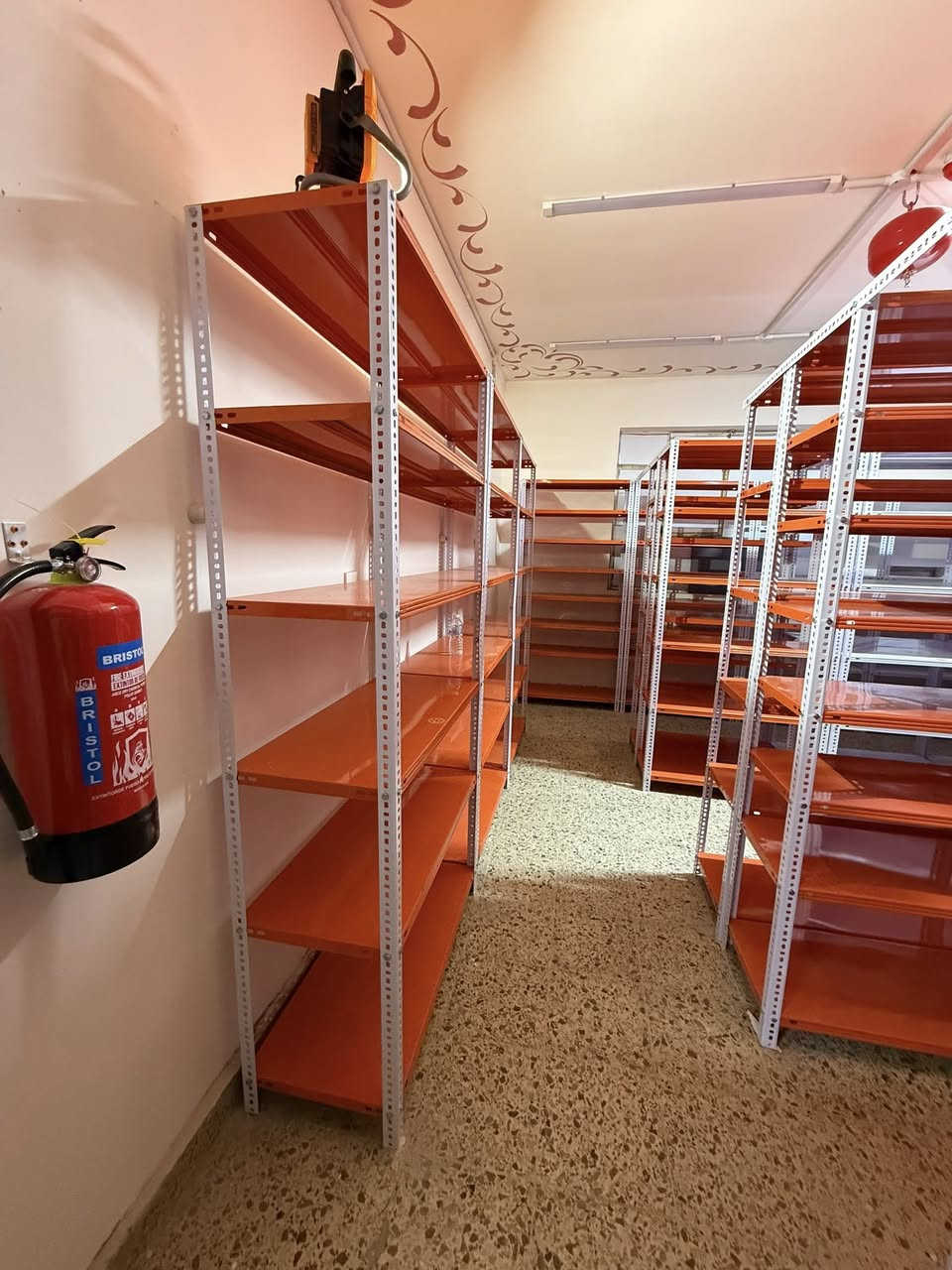 معرض جعفر للأثاث المكتبي والرفوف  *********** تجهيز توترز فريش فرع (العامرية )معرض جعفر الأثاث المكتبي والرفوف
