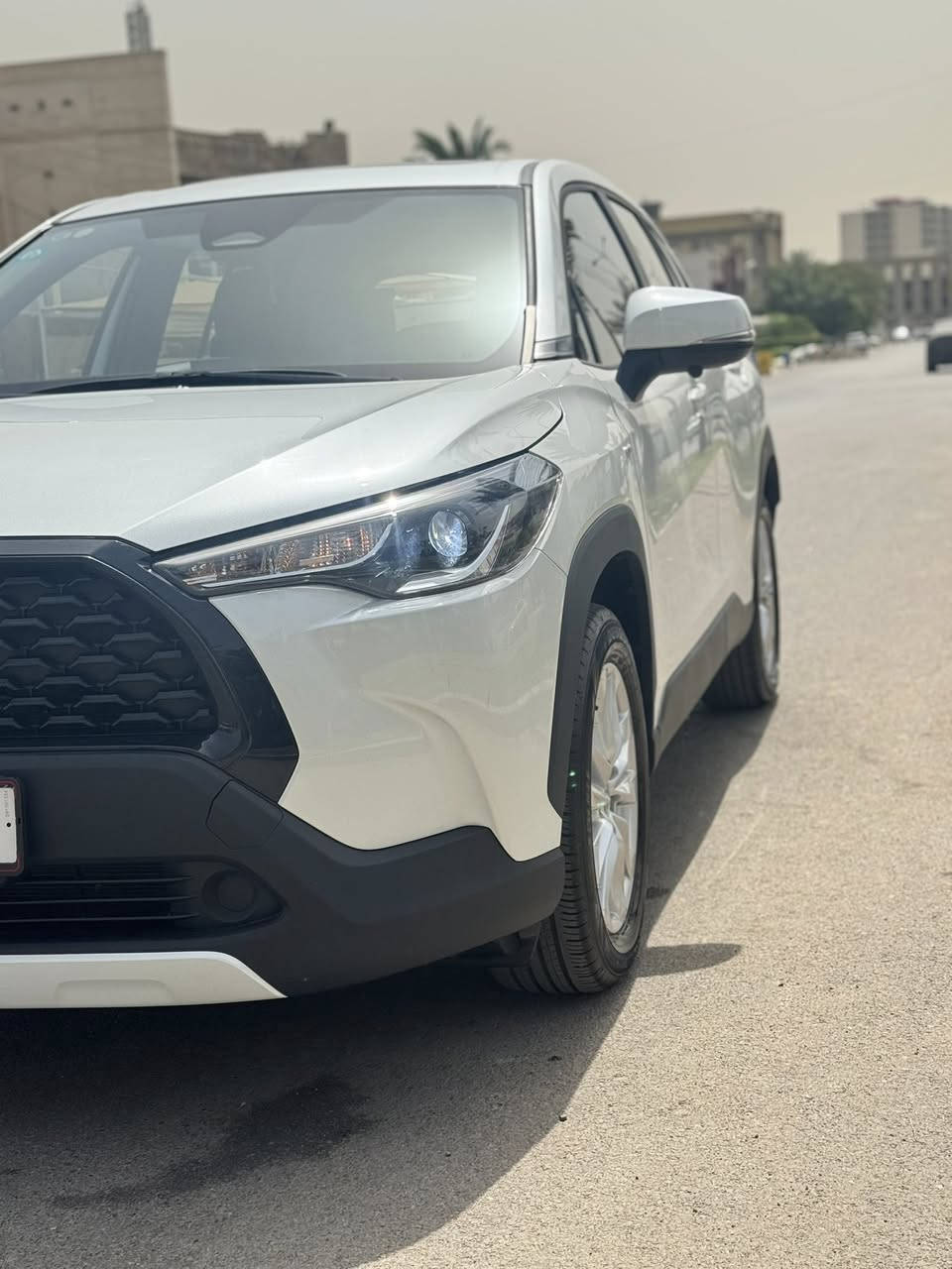 كورولا كروس HEV – الشكل الخليجي، فول مواصفات، علامة سوداء!
موديل،2024 | رقم بغداد ا مع كراسي داخل مشمشي 
المواصفات الأهم:
✅ محرك 2000 سي سي – 4 سلندر هايبرد (صنع في اليابان)
✅ دفع أمامي + ناقل حركة CVT
✅ أربع كاميرات بزاوية 360 درجة لرؤية شاملة
✅ جنوط قياس 17 إنش
✅ مصابيح أمامية LED
✅ دخول وتشغيل بصمة (عدد 2)
✅ إشارات على المرايا الجانبية
✅ تحكم كهربائي كامل بالنوافذ
✅ مقعد السائق كهربائي + 4مقاعد جلد
✅ تبريد أمامي وخلفي
✅ فتحة سقف (سلايد) بانورامية
✅ نظام مراقبة ضغط الإطارات TPMS
✅ نظام رادار أمامي ومثبت سرعة
✅ أنظمة سلامة متقدمة:
• نظام تحذير التصادم الأمامي
• نظام التوقف التلقائي
• نظام تحذير الخروج من المسار
• نظام البقاء داخل المسار
✅ بلوجكترات + نظام ABS
✅ منافذ USB-C
✅ لايت زنون عالي / ناصي
 للاستفسار الاتصال ***********
