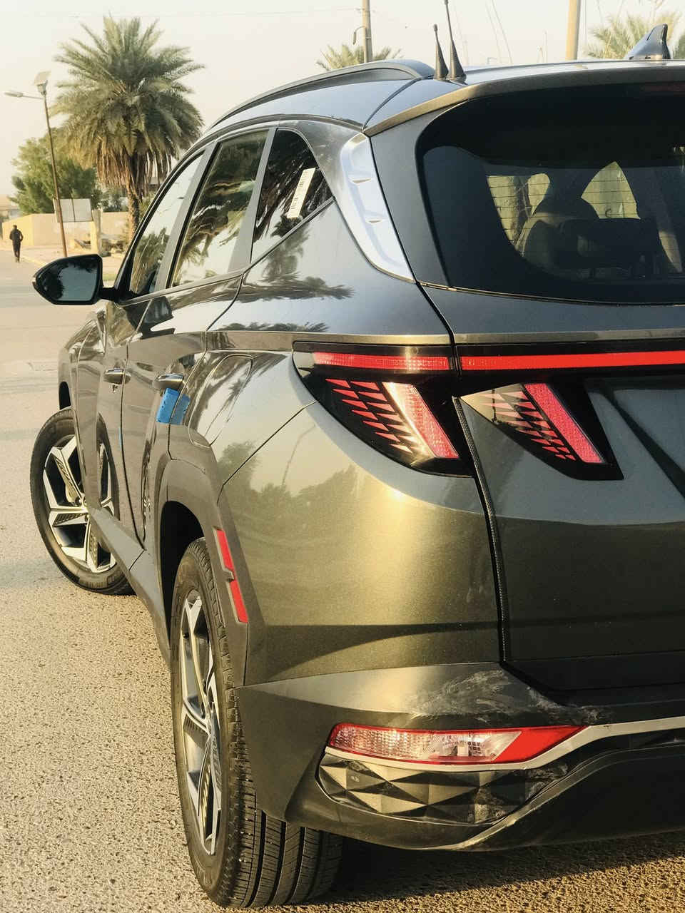 السلام عليكم
توسان ٢٠٢٢ وارد امريكي فوول مواصفات 
فتحه سقف
كراسي تدفئه وتبريد 
داخل جلد ابيض
صندوك كهرباء
رقم شمالي الجديد
رادار امامي وجانبي 
قياده ذاتيه
وبعد هواي مواصفات
السياره حادثه من امريكا فقط بارد باب خلفي عكس السايق
وهنا صار بيها بالخلف الندوك شبر على طول الصندوك
السياره حلوه 
السعر ٢١٠وبيها مجال قليل
للاتصال ***********
