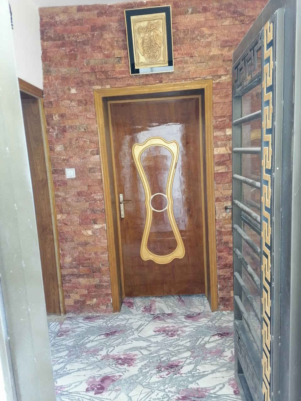 بيت للبيع ٢٠٠م بالحر طابو صرف بناء مرتب ونظيف طابقين ٣ غرف نوم مع استقبال وهول ومطبخ وحمامات داخليه وخارجية وكراج وحديقه للاستفسار الاتصال ***********
