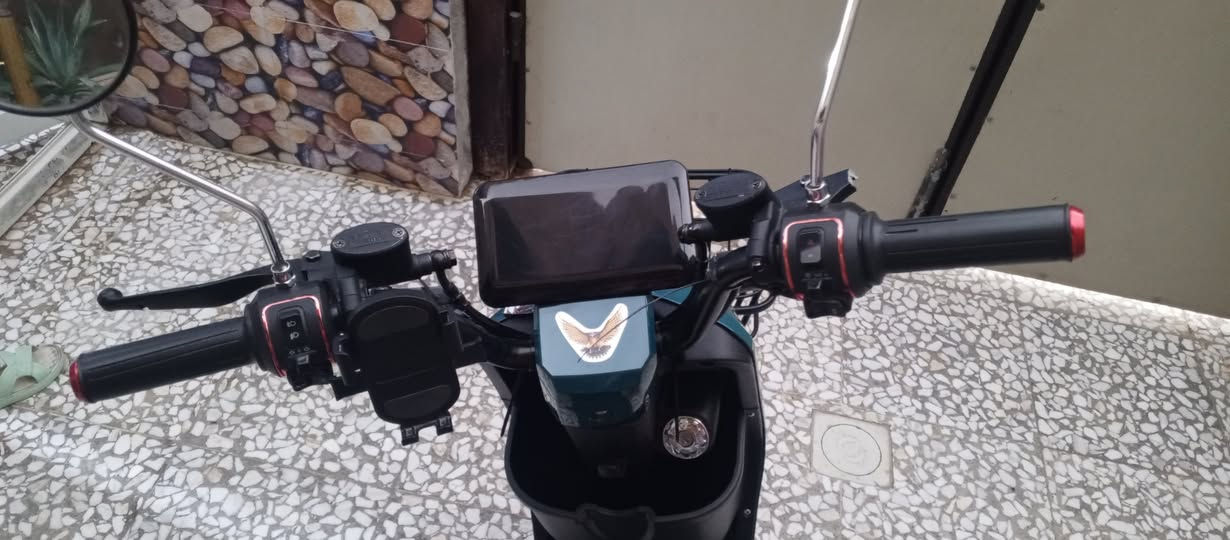 نظام التشغيل: تشغيل عن بُعد (Remote Start) مع نظام إنذار ضد السرقة.
الشاشة: عداد ديجيتال (LCD) يعرض السرعة، مستوى شحن البطارية، والمسافة المقطوعة.
المكابح: نظام دسك (Disk Brake) أمامي وخلفي لضمان توقف آمن.
المحرك: محرك كهربائي (Brushless DC Motor) مدمج في العجلة الخلفية.
القوة:  1000 واط ، مما يعطيها عزماً جيداً للصعود والسرعة المتوسطة.
السرعة القصوى: تصل عادةً إلى 65 -  70كم/ساعة. 
2. البطارية والشحن تحتوي على خمس بطاريات. تحتوي على بصمتين وسويجين. للتواصل.***********
``````
