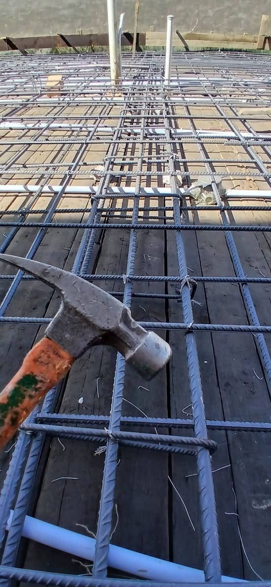 مكتب العبيدي للعقارات والبناء   🧱 للمقاولات 🏗 

👷مستعدون لبناء هيكل 🧱 الدار 🏠 مواد مع عمل👷
سعر💷  المتر المربع من كل طابق مواد مع عمل 👈👈وحسب المواصفات المطلوبة وحسب مساحة البناء 👇👇
1️⃣_ طابوق جمهوري الاصفر درجه اولى ب 190 الف للمتر 
2️⃣_ طابوق احمر الهلال 🌙 سعر المتر ب 250 الف للمتر 
هذا 👇👇العمل على سعر المتر المربع الواحد وتكون ذرعه سقف 

نعمل ب النقد والاقساط 

مواصفات المواد والعمل :
🔴 هيكل درجة اولى 
🔴 مواد وعمل درجة اولى  
🔴 حفر الارض إلى المستوى المطلوب في العمل 
🔴 فرش طبقة من الجلمود الخشن 
 فرش طبقة من السبيس  مع الرش والحدل فوق الجلمود 
 علما أن الحدل على شكل طبقات حتى تحقق الصلابه المطلوبه 
🔴 مكافحة حشرة الأرضة عبر رش 🚿 الكلوريدين 🐛 
🔴 فرش طبقة حماية من النايلون الزراعي السميك من أجل الحفاظ على المونه الاسمنتيه 
🔴 نوع الاساس: يكون على حسب الحاجه وعلى نوع الاختيار من قبل صاحب البيت 
أساس شريطي عرض ٦٠سم وارتفاع ٤٠ أو رفت ارتفاع ٤٠ سم 

🔴 نوع الكونكريت : يكون على حسب الاتفاق أما صب مركزي (بم ) أو خباطه موقعيه ( صب موقعي )
 مركزي من شركة ماس 💎 النهرين C30
 نوع حديد التسليح: ماس او FF شمال ( صنع في العراق ) او سابك السعودي 🇸🇦 أو تركي ويكون على حسب الاختيار والاتفاق
🔴 نوع تاسيس شبكة المجاري :أمل الشريف المصري أو الااسيون الألماني أو سمارت هوم 
 🔴 نوع الحصى _ مكسر 
🔴 نوع الرمل _ مغسول ( من معامل البو مطيران )
🔴 نوع السمنت: ماس 💎 الشمال مقاوم للأملاح 
🔴 عمل بادلو ارتفاع 15 سم لمنع صعود الرطوبة 💦 

🔴 نوع الطابوك: الأصفر العنكوش أو سومر أو الياس أو حسب اختيار صاحب البيت 🏭 والأحمر 🧱 الهلال 🌙 
 طريقة ربط البناء: ربط ألماني + ربط انكليزي 🧱 
🔴 ارتفاع البناء 3.5 متر 🏠 
🔴 طريقة تسليح السقف: طريقة حصيرتين درز ويكون النشر حسب المخطط 
 تاسيس شبكة الانارة السقفية نوع بوري اردني 🧵 ⚡️ 💡أو جكشن سميك إن كان النشر سيمنز  
 صب السقوف سمك 20 سم مع عمل جسور ارتفاع 30 سم
🔴 تاسيس انابيب السبالت والكاميرات والستلايت والصاروخيات ونوازل تصريف المجاري ومياه الامطار 🌧️ 
🔴 تدقيق ومتابعه العمل مع رش البناء اول باول 
🔴 تنظيف 🧹 الهيكل من مخلفات العمل وتسليمه لصاحب البيت علما أن الهيكل درجه اولى وشامل لشبكه المجاري 🔐 

🔴  للاستفسار يرجى الاتصال على الأرقام التالية :
*********** متوفر للاتصال و متوفر واتس اب 

*********** متوفر للاتصال و متوفر واتس اب

*********** 

عنوان مكتبنا فلوجه
