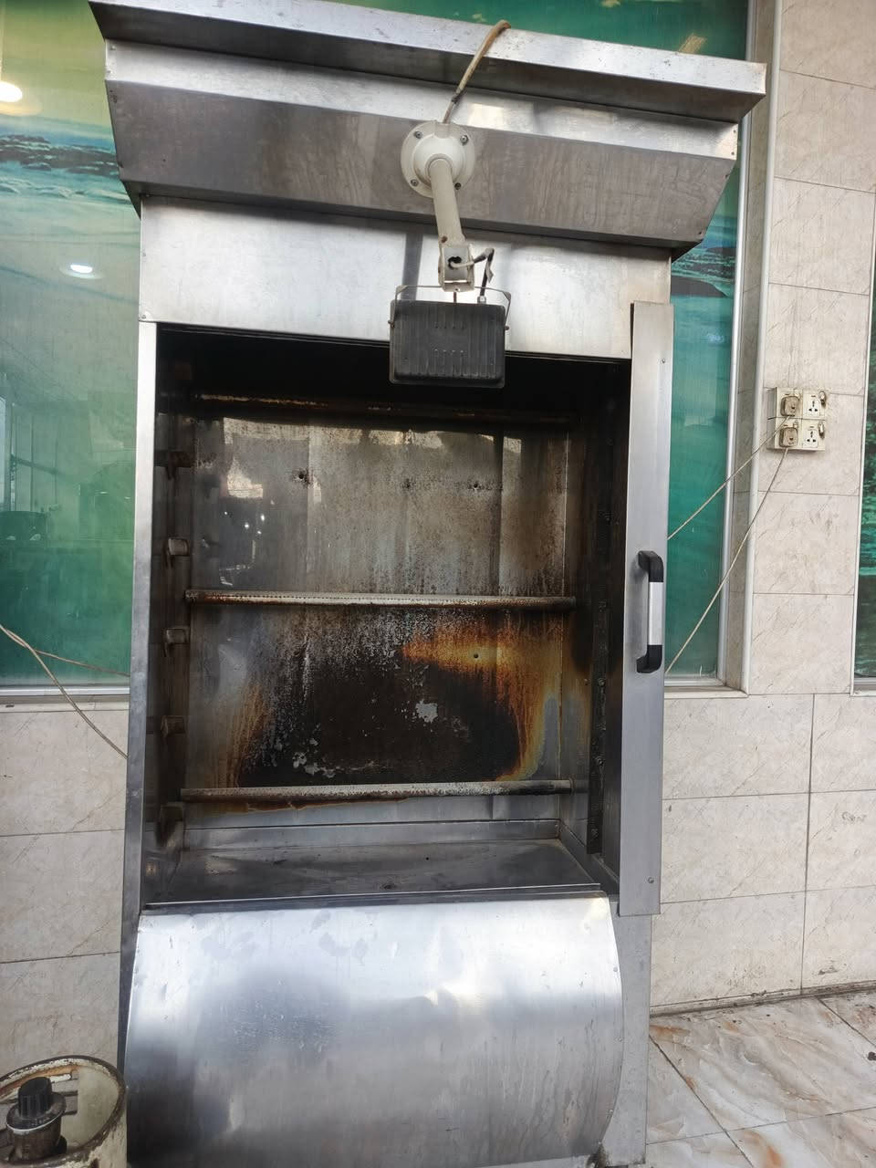 السلام عليكم

شوايه دجاج على الغاز مستخدمه شهر بدون جام بدون شياش وحدها 
السعر 350الف 
للاستفسار الاتصال
***********
***********
