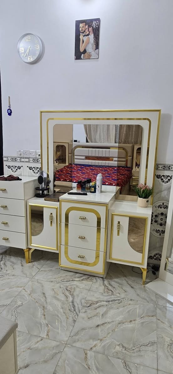 السلام عليكم غرفة اخشاب تركيا رزنة درجة اولى لون ابيض 10 قطع فقط منصوبة صار شهر من اخذتها مكاني بغداد سعر 1549 وبيها مجال *********** واتساب .
