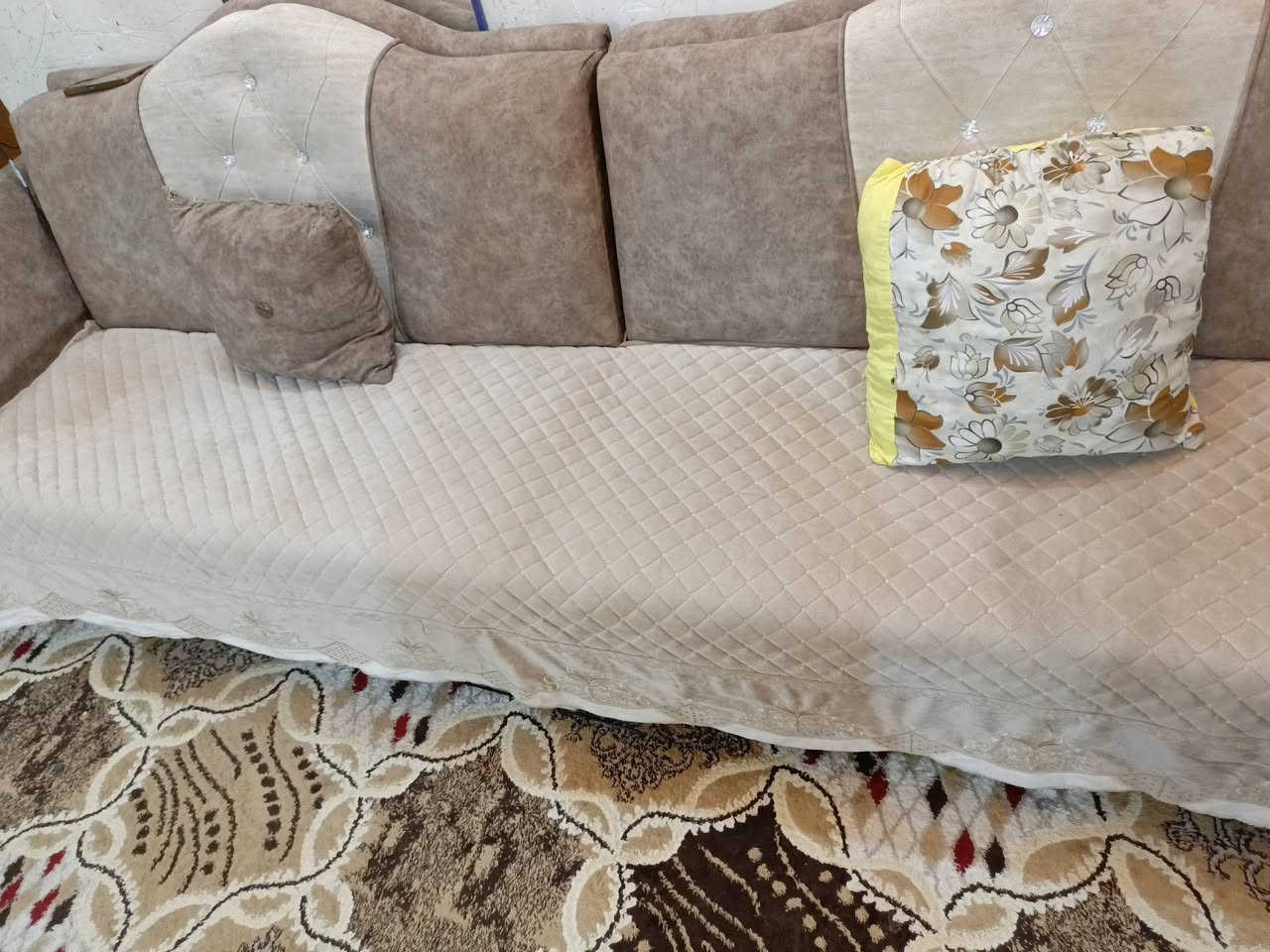 سلام عليكم ديوان 
مع طلبه للبيع السعر 350وبيه مجال مكاني سوق الشيوخ الحكيكه ***********
