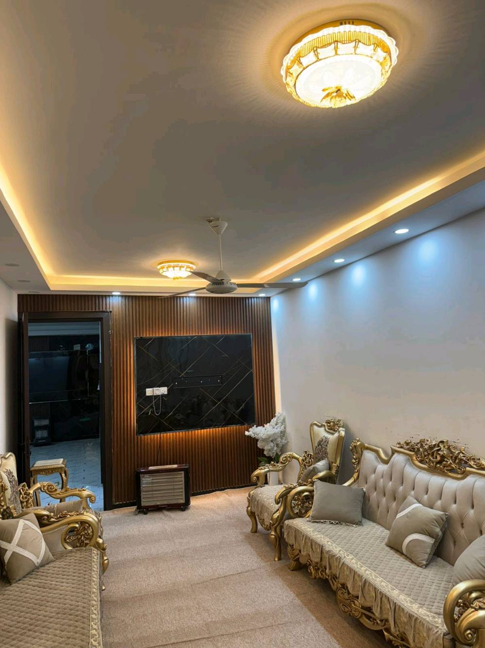  ملك 125 متر طابقين منطقة حي الاساتذة قرب اسواق دبي وملعب الاساتذة يحتوى المنزل على 3 غرف نوم ومخزن يصلح غرفة ومطبخ وصالة استقبال وممر واسع و3 حمامات(ثنين داخل المنزل وواحد خارجي) للاستفسار ورؤية المنزل التواصل مع: +964 775 843 7521سعر المنزل300 مليون قفل