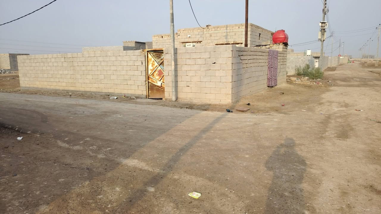 السلام عليكم
# دار سكن للبيع  معا ارض 

الدار غرفتين. وصاله ومطبخ  والمشتملات 

مكان. الشافي  منطقه الشنانه.  قرب جسر سيد علي نور 

للستفسار.  ***********
