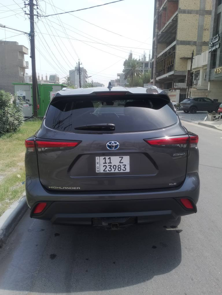 السلام عليكم . 
تويوتا هايلاندر 2023 فئة xle ((هايبرد)) 7 راكب
العداد .. 8000 ميل 
فتحة سقف
3 قطع تبريد تحكم خلفي منفصل 
بصمة تشغيل وابواب دخول ذكي 
رادار امامي وجانبي وخلفي 
نقطة عمياء 
هيترات ضباب بالمري الجانبية 
تحديد مسار 
تحديد سرعة
مانع انزلاق
شاشة كبيرة تدعم كار بلي ناطقة 
كاميرا خلفية 
فور ويل 
انارة ترحيب 
دواسة خارجية 
3 انظمة قيادة ايكو و نورمال و سبورت 
كراسي الامامية كهرباء وجنطة كهرباء 
كشنات جلد تدفئة 
كراسي خلفية منفصلة v i p 
هند بريك اوتو 
تبريد بيانو 
بردات سحب بلادية 
شاحن موبايل لمس
الحادث موضح بالصور تبديل بنيد والجاملغ تعديل بارد باب السايق ايرباك ستيرن والجانبي باب السايق طاك مرقمة بغداد دولي جديد 
السعر 30000 $$$ 3 شدات 
العنوان المنصور 14 رمضان 
ابو محمد *********** بغداد, العراق
