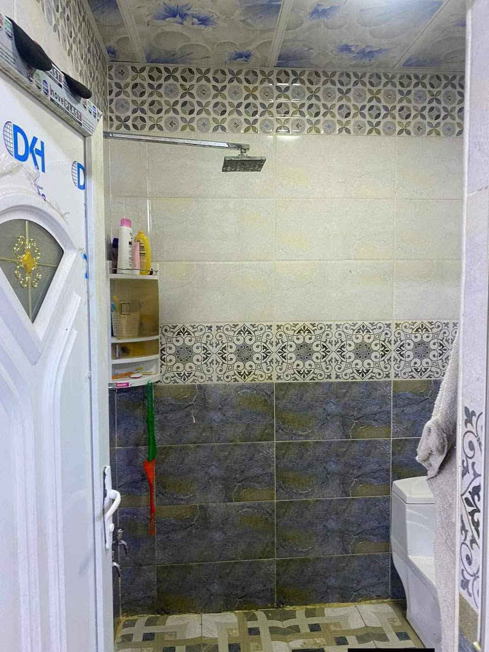 بيت للبيع سعر مناسب مساحته100 متر 20/5 
طابق ونص يحتوي على غرفتين نوم كبار وثلاث حمامات البيت بناء حديث الشارع كله مبلط كامل مي مجاري كهرباء سند25 قرار انزال محكمه ***********
