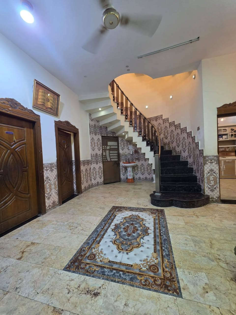 بسمه تعالى وأسعد الله اوقاتكم
هاتف ☎️***********☎️
دار سكن 200 متر طابقين للبيع ٢٠٠ متر  يبعد عن الطريق الفوك 100 متر / البصرة مقابيل طب العدلي/حي زهور 
((طابومالك صرف تحويل ثاني يوم))
البناء  ((طابوك)) 
أرضية البيت كلهة مرمر
السطح شتايكر درجة اولى 

✅️الطابق الاول
غرفتين وصالة ومطبخ وديوان وصحيات داخليه  معزولة وكراج وحديقة 

✅️الطابق الثاني 

أربع غرف منام كبار 
ومطبخ 
وصالة
 وصحيات 

✅️الطابق الثالث بي غرفة خزانات

جميع الخدمات متوفرة ماء كهرباء مدارس مجاري منطقة كاملة 
#السعر((500مليون وبي مجال ))
#اللاستفسار::إلا تصال على الهاتف ☎️ 📞 
هاتف☎️((***********))☎️

