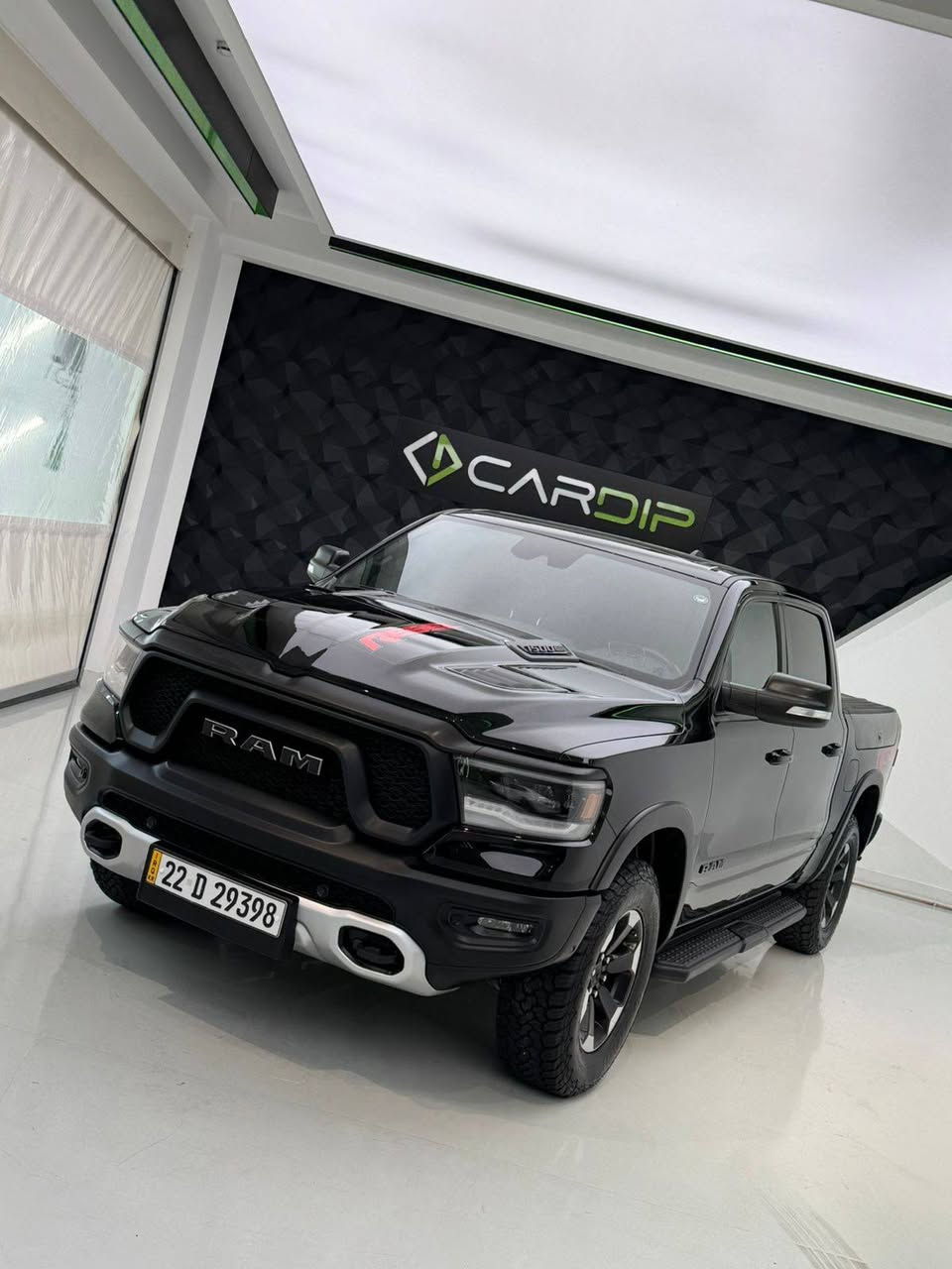 السلام عليكم اخواني رام ريبل موديل ٢٢ رقم اربيل خليجي وكالة هارلم والسيارة حاليا بعدهة بالضمان عليهة هواي إضافات من امريكا وسيارة بدون قطرة صبغ ومغلفة بشركة كاردب ببي اف ضمان ١٠ سنوات حقيقي داش كام أمامي تيزر إضافات كلش هواي بيهة السيارة جديدة بمعنا الكلمة مابيهة نقص اي شي للبيع 
السعر مع صاحب السيارة اني مجرد وسيط وهذا رقم صاحب السيارة ***********
