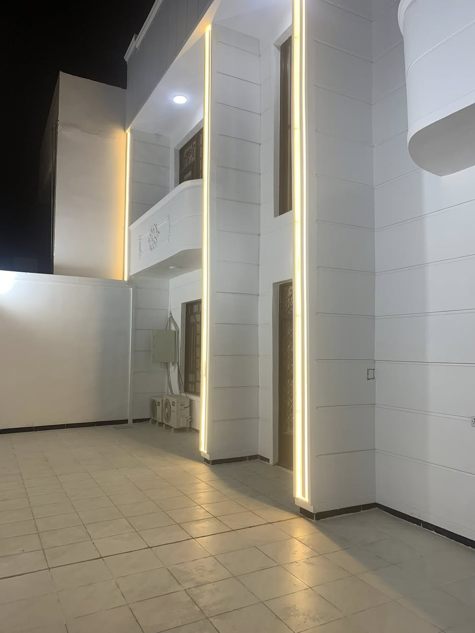 دار تجاريه للايجار
 المساحه 300 متر شارع 20 قرب اسواق باندا ماعدا الصيدليه الخارجيه تتكون الدار من 10 غرف وكراج / للاستفسار ***********
