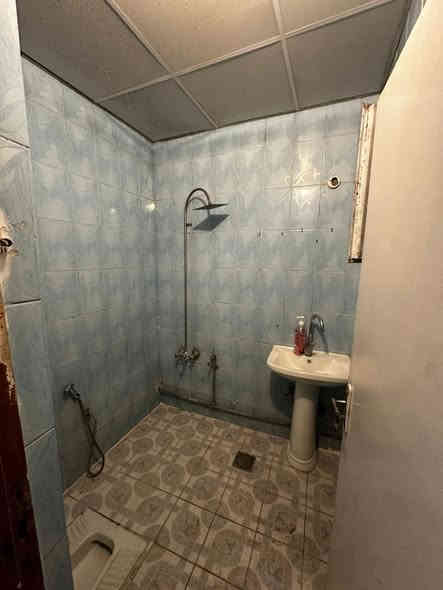 للايجار في السيديه شقه ارضيه نضيفه (مساحه 100m)
(عائله فقط او بنات موضفات فقط) 
🌐تحتوي على 

💠غرفتين نوم 
💠صاله 
💠مطبخ 
💠وخدمات صحيه 
💵السعر : 600 الف
📍موقع : السيديه - قرب الشارع التجاري 

⚜️للاستفسار ولتواصل 
***********
‎الكوخ للتطوير العقاري
