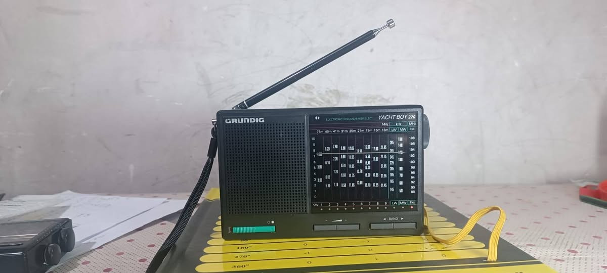 هذا الجهاز هو راديو محمول من نوع Grundig Yacht Boy 220. فيما يلي أبرز مواصفاته ومميزاته:
نوع الجهاز: راديو عالمي (World Receiver) محمول يعمل بالبطاريات.
نطاقات الراديو: يدعم موجات FM، وMW (الموجة المتوسطة)، وLW (الموجة الطويلة)، وموجات SW (الموجة القصيرة) المتعددة.
المميزات التقنية: يحتوي على شاشة عرض رقمية لترددات الموجات القصيرة وجدول نطاقات مطبوع لسهولة ضبط التردد.
الاستخدام: مصمم لاستقبال البث الإذاعي من مختلف أنحاء العالم بفضل تعدد نطاقات 
السعر 100الف


**إذا كنت صاحب هذا الإعلان وتريد حذفه لأي سبب، رجاءا أرسل رسالة إلى الدعم الفني**