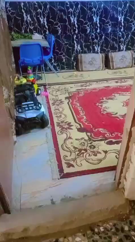 السلام عليكم  بيت للبيع بشارع ١٥ بين الشيشان والوسط مساحه 150 متر بيه غرفه واستقبال وترك وممر مساحه كلش جبيره مع غرفه اخشاب تبقه وياه الي يحب يتفضل خاص سعره 42 بيه مجال بسيط ***********0
