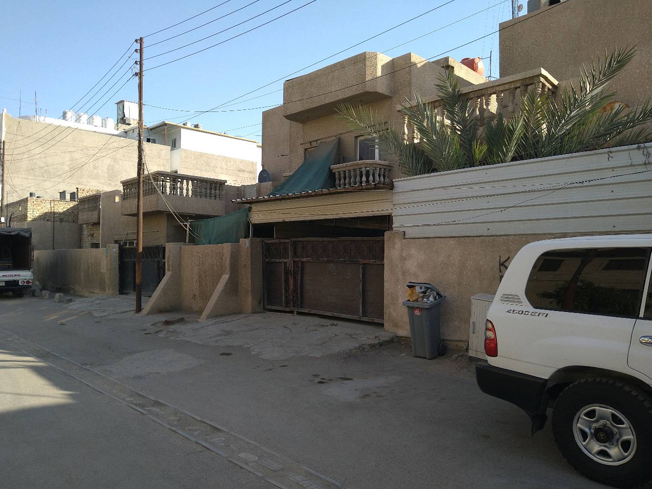 العقار مكون من خمس بيوت 
البيت الرئيسي مكون من طابقين 
و المشتملات الاربعة  طابق واحد ( 2 غرفة نوم ,حمام, مطبخ , غرفة المعيشة و غرفة استقبال )  
البيت الرئيسي مكون من حمامين و اربع غرف نوم ,مطبخ , غرفة المعيشة , غرفة الاستقبال ) .. العقار به ثلاث گراجات من الجهتين
العقار مبني سنة 1996