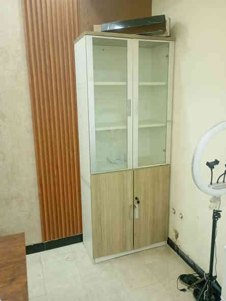 السلام عليكم 
مكتب كامل للبيع يحتوي على 
مكاتب ثنين 
رفوف جبيره 
تخم قنفات + طبلاته 
كراسي ٣ 
سبلت انفكتر يشتغل ع سحب وع وطنيه 
فاترينه مكتبيه 
 السعر خاص للاستفسار ***********
