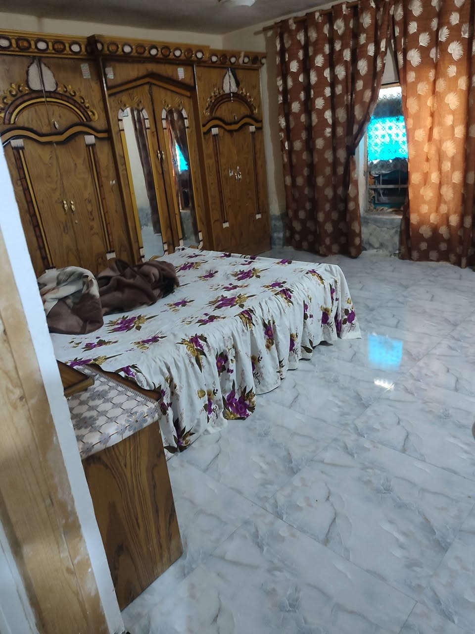 السلام عليكم بيت للبيع المساحه ١٢٠ متر الموقع بكرلي الثانيه قرب موقف دانه يحتوي على 3 غرف نوم ومطبخ وصاله ومجمع صحياة مناور كافة الخدمات متوفره مجاري كهرباء مي تبليط خط مولده السعر 75 وبي مجال بسيط


**إذا كنت صاحب هذا الإعلان وتريد حذفه لأي سبب، رجاءا أرسل رسالة إلى الدعم الفني**