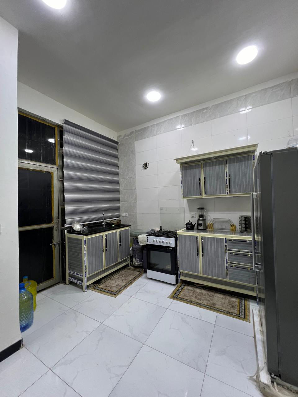 السلام عليكم بيت 60 متر تجاري على شارع الضغط الدوره حي دجله +تشجير يحتوي على محل +مشتملان منفصلان درج خارجي  بناء جديد تنازل شركه كل مشتمل غرفه صاله مطبخ وصحيات بيت كامل السعر 120 بي مجال بصيط 
 
***********
