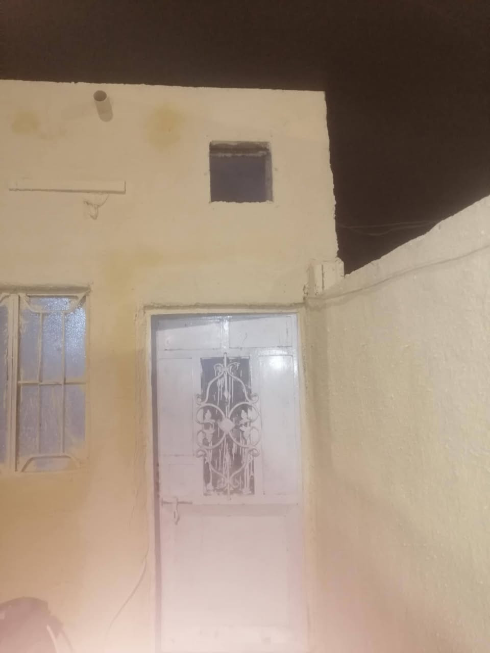 للبيع بيت مساحه ١٠٠ متر طابو زراعي مجمع الجوادين السكني منطقه سيد حبوب وكل الخدمات متوفره سند ٢٥ ومداور سهم بطابو شغل درجه اولى اساس كونكريت مكون من غرفتين وصاله ومطبخ وصحيات وبراني ومناور وصحيات خارجيه وداخليه الاستفسار الاتصال على الرقم ***********
