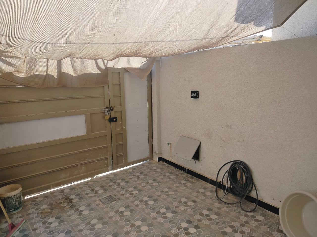 للبيع كوت حي الحكيم مساحه ١٨٠ متر شارع علاء معيوف قريب الكورنيش يتكون من ٢غرف نوم صاله مطبخ استقبال البناء طابوك السقف صب كهرباء بوري للستفسار ***********
