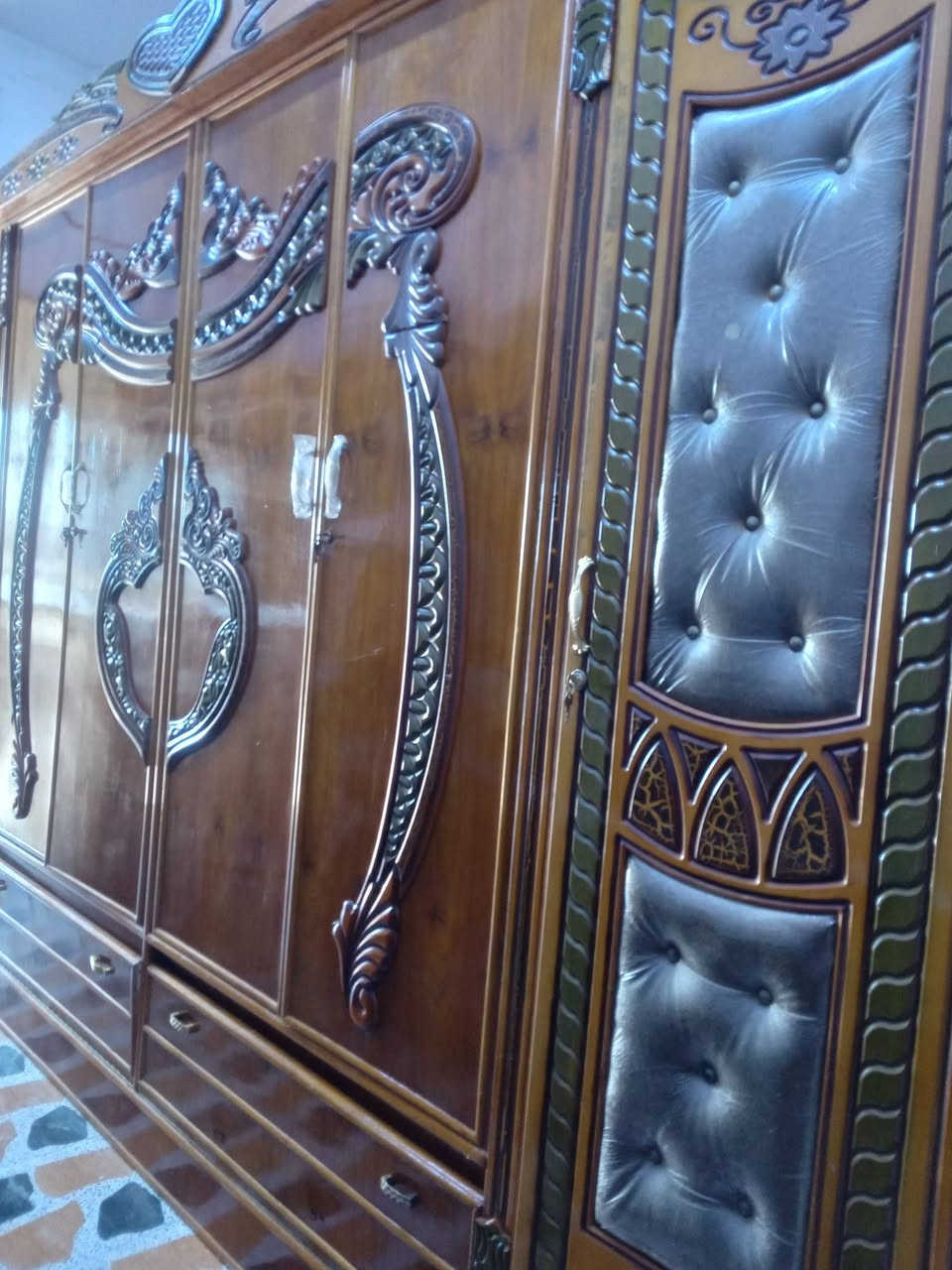 بسم الله وعلى بركة الله
غرفة اخشاب صاج نظيفة جدا 
العنوان محل بلدروز مجاور ابو وطن للمفروشات 
موبايل ***********
