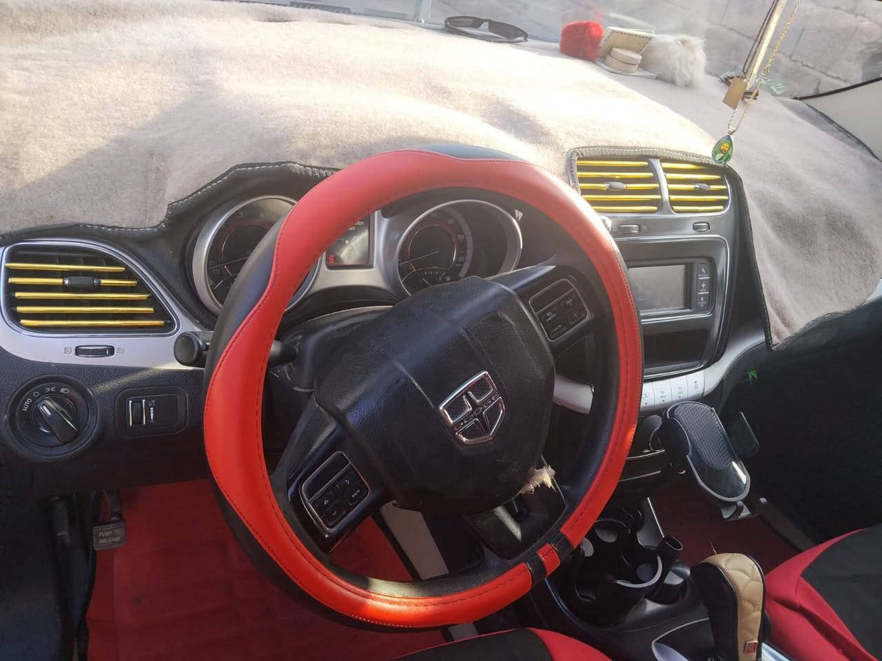 دوج جورني
2017
رقم ذيقار سياره بسمي شرط التحويل 
سياره جاهزه تبريد تدفئه شغال
مكينه 2400حادثها كلش بصيط 
طرف البنيد والمدكر
التواصل ***********مكلف بلنشر 
تصل على الرقم وتدلل
