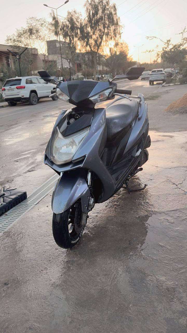 سلام عليكم شباب سكنس شمعه دراجه لون رصاصي دراجه جديده بيها كلجات رياضي بلاديات  بغداد الحريه الاولى***********
