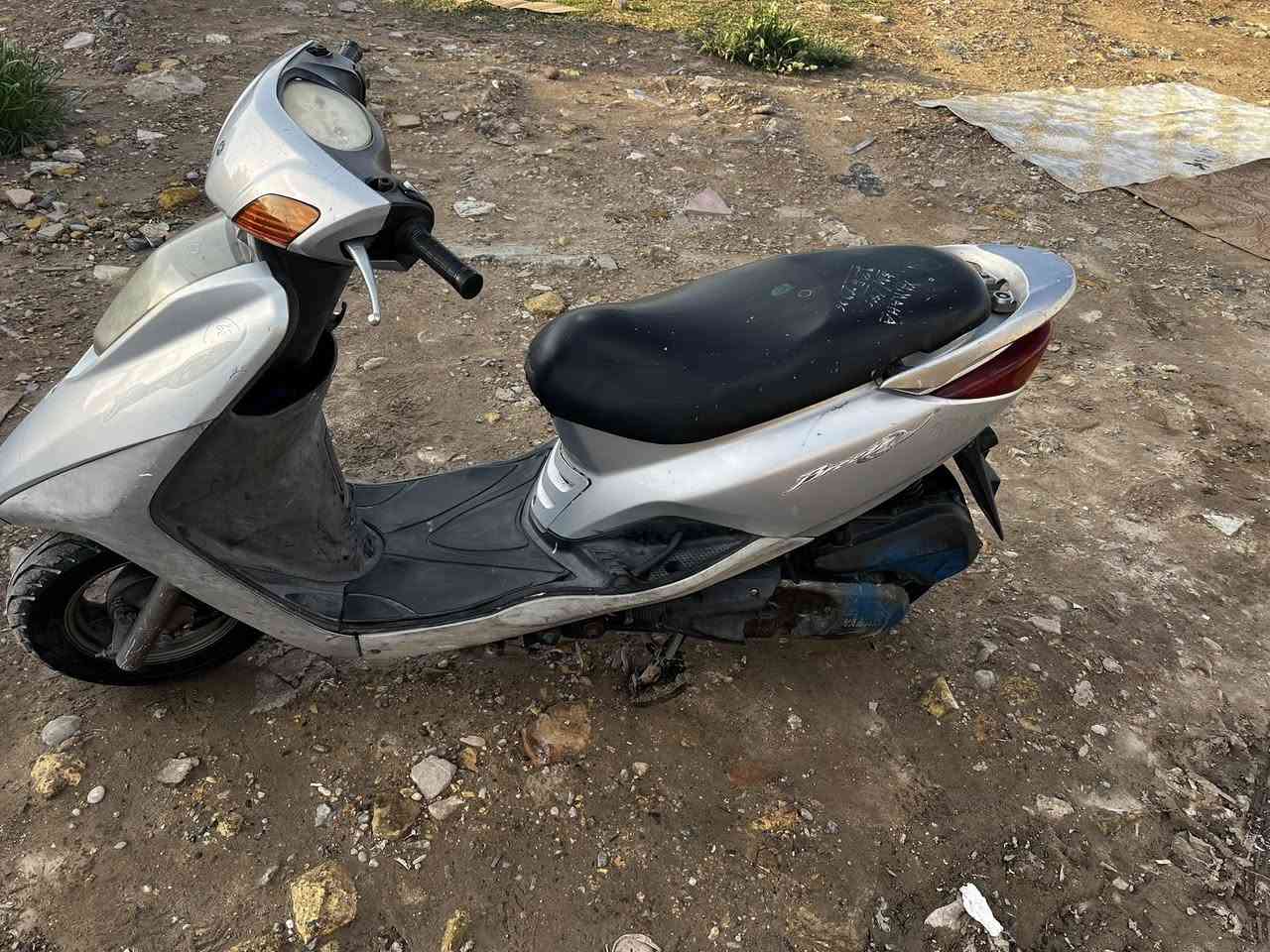 سلام عليكم دراجه بريز نوزل دراجه صارلهه 6 اشهر نزلتهه رمبه على ايدي دراجه جديده وخير من الله وبيهه بلكفرات ملاحضات بسيطه مكاني بغداد سعر (650)رقم لهاتف ***********
