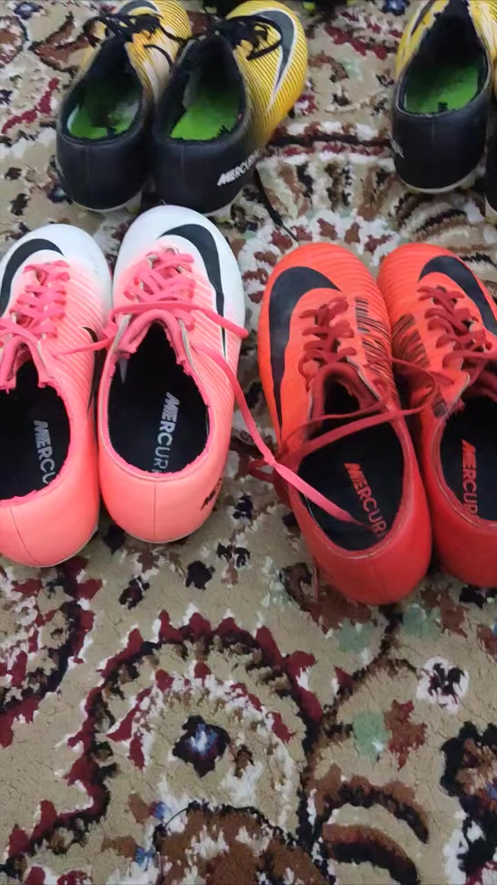 نايك ميركوريال موديل قديم 
قياس 40_41_45
اكثريه قياس 40 عدل 
توصيل موجود 
رقم تلفون أو واتس اب:***********
