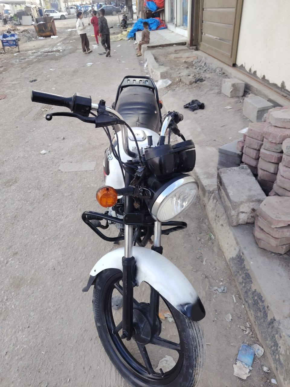 سلام عليكم دراجه بوكسر موديل 2023 مكفوله مكينه مامفتوحه دراجه حيل حلوه بس عوزه ترتيبات بسيطه بيه سنويه بس مابيه رقم شاصي ابيع ادوات عنوان بصره كرمه علي لتواصل *********** سعر 1100او بيه مجال
