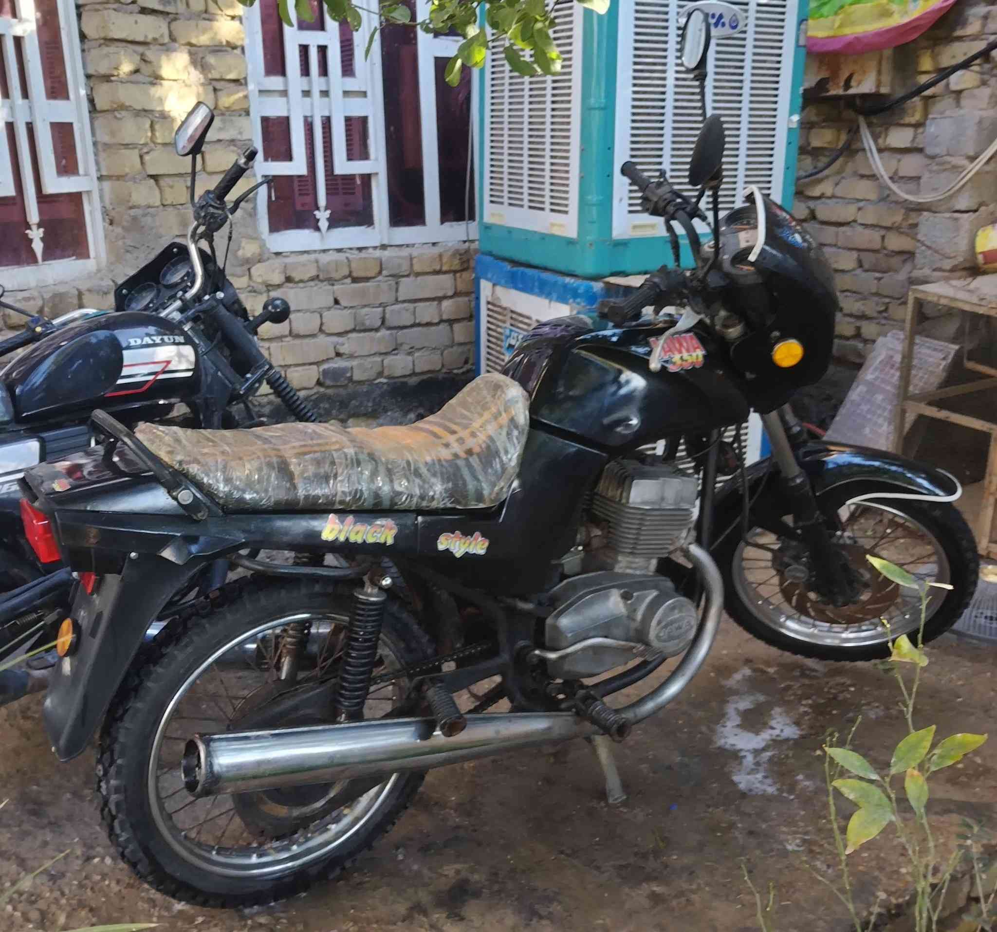 السلام عليكم دراجة جاوه للبيع كلها على الابلاد  محرك ما مفتوح السعر 850 المكان (كوت) الرقم ***********
