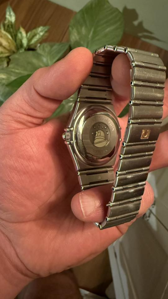 ⌚ للبيع – Omega Constellation Automatic Chronometer

ساعة سويسرية أصلية من OMEGA
موديل Constellation – تصميم كلاسيكي وقيمة ثابتة في سوق الساعات.

المواصفات:
 • حركة Automatic Chronometer
 • مؤشرات ماسية (Diamond Indexes)
 • زجاج وسوار ستانلس ستيل أصلي
 • Swiss Made
.بوك ذهب كما واضح في الصورة 
الحالة:
 • نسبة النظافة: أكثر من 97%
 • تعمل بكفاءة عالية
 • بدون أوراق
 • نقص حلقة واحدة من السير (يمكن تعويضها بسهولة)

السعر:
💵 1250 دولار

الموقع:
📍 بغداد الكاظمية– تسليم باليد 

***********
